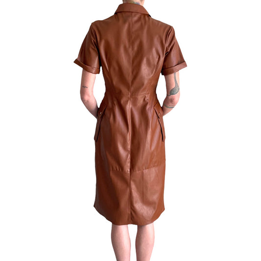 Vestido camisero de piel sintética color canela de Zara
